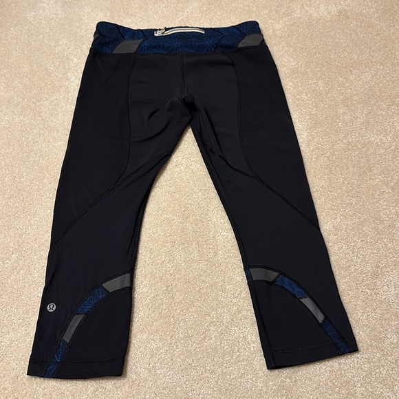 Lululemon black capri leggings with gray and blue inserts size 8 - Picture 8 of 11